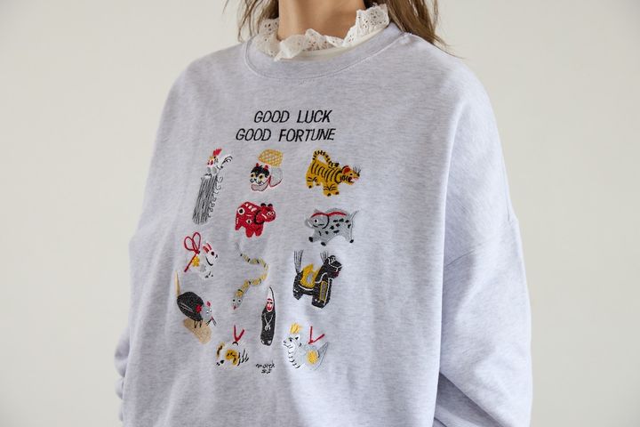 郷土玩具で表現した干支の刺しゅうが映えるスウェット