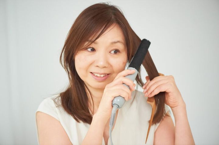 大人髪のハリツヤにヘアアイロンは必須