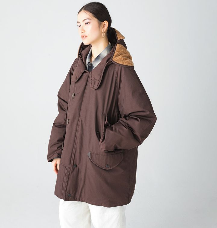 軍用アウターをベースに上品な印象にアレンジしたダウンコート。