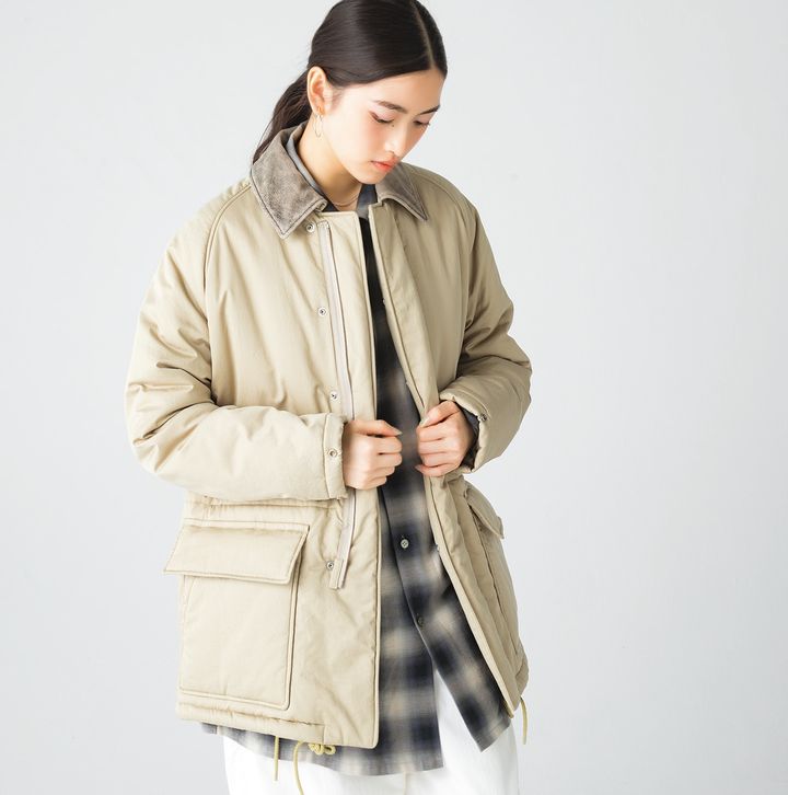 中綿でしっかり暖かさを叶えつつ、ボリュームが抑えめのためシックに着こなすことができるコート。