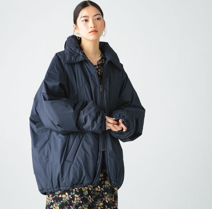 撥水性のあるライトな素材を採用した、暖かさと機能性に優れたジャケット。