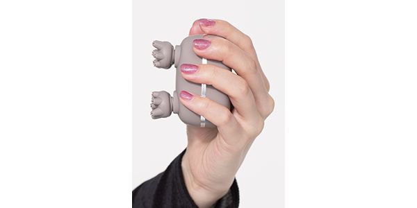 長さや曲線にこだわったブラシの爪が頭皮をしっかり摑む。