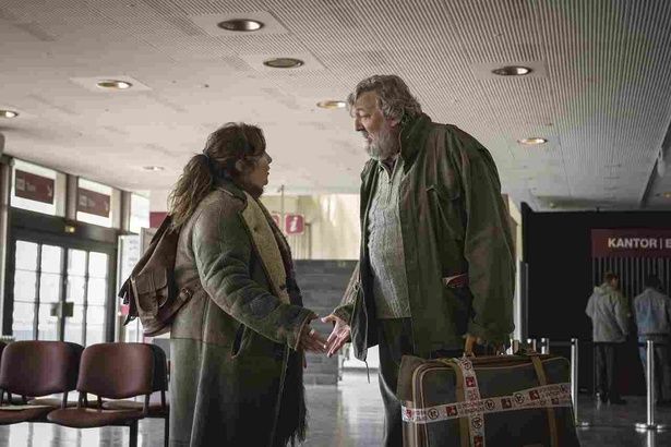 【写真を見る】ルーシーとエデクが落ち合う“旅の出発点”となるオケンチェ空港(現：ワルシャワ・ショパン空港) [c]2024 SEVEN ELEPHANTS, KINGS&QUEENS FILMPRODUKTION, HAÏKU FILMS