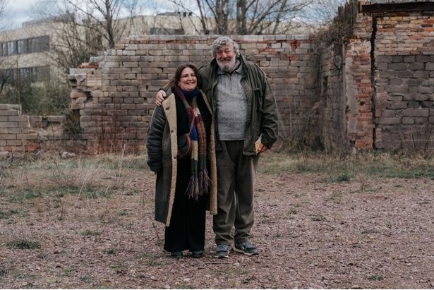 ルーシーに「ゲットーの壁を見に行こう」と提案するエデク [c]2024 SEVEN ELEPHANTS, KINGS&QUEENS FILMPRODUKTION, HAÏKU FILMS