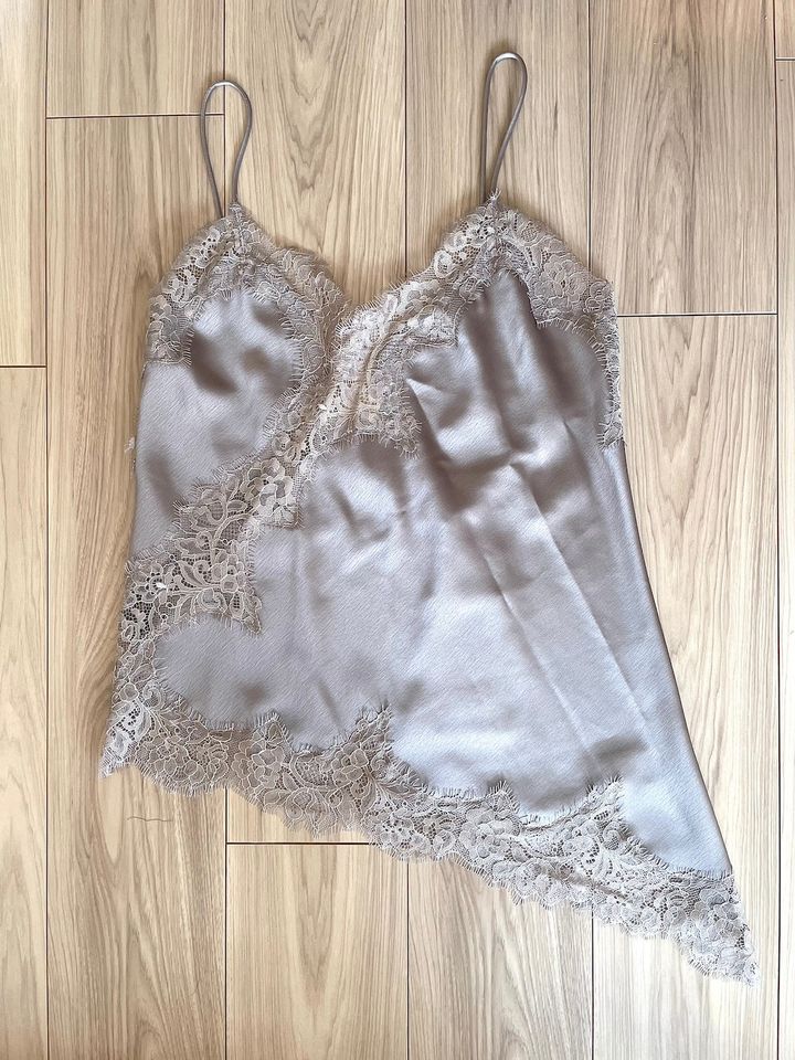 身頃に斜めに入ったレース部分が気に入ったポイントです