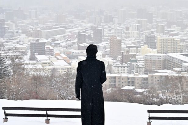 美しい雪のシーンの過酷な撮影エピソードを明かす [c]2025映画「ラストマン」製作委員会