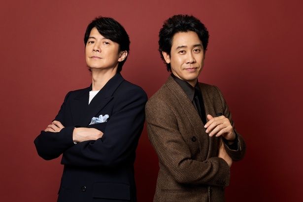 【写真を見る】劇中でもリアルでも息ぴったりのバディ！福山雅治×大泉洋を撮りおろし 撮影/河内彩