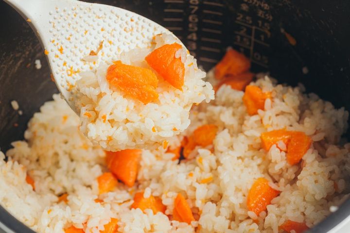 しゃもじで崩し混ぜる