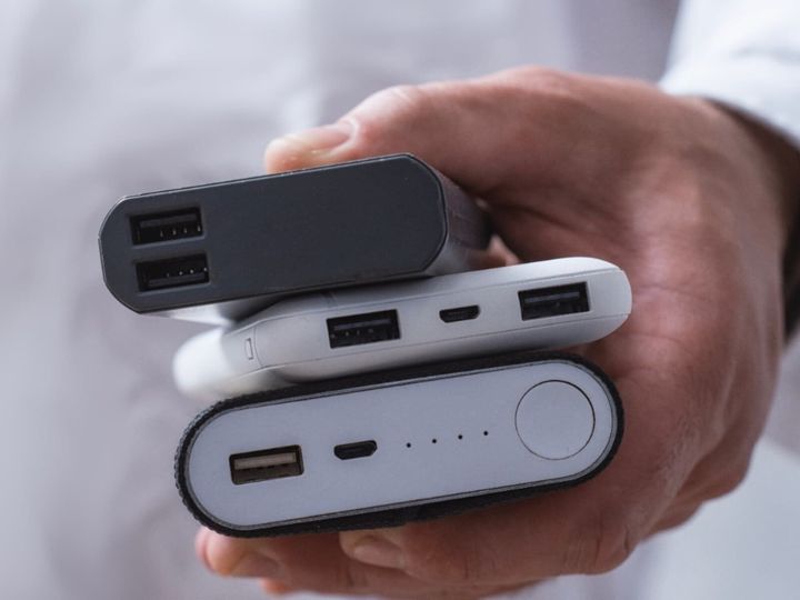 Ankerが2025年に最も愛された製品をまとめたランキングを発表しました。モバイルバッテリー部門では、端子一体型のNanoシリーズやMagSafe対応のMagGoシリーズなど、利便性の高い5製品が選出されています。（サムネイル画像出典：VADZIM SHUBICH / Shutterstock.com）