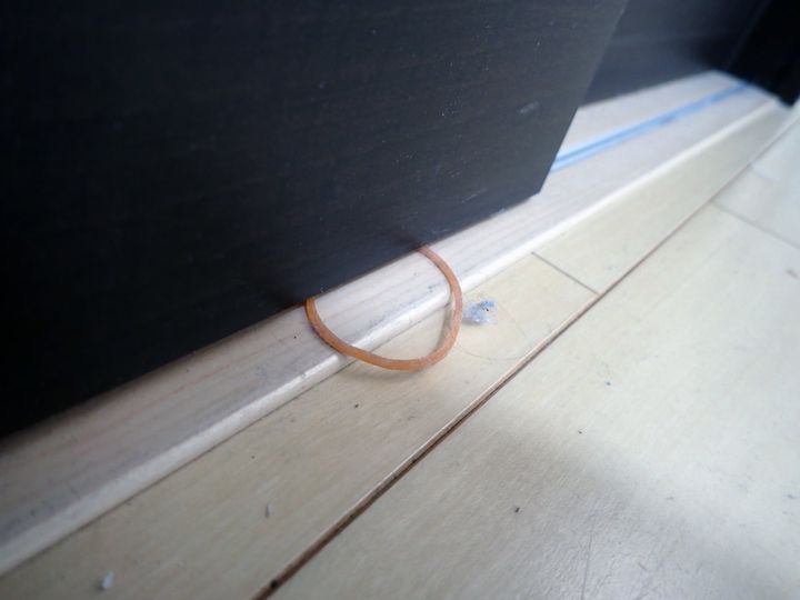 輪ゴムを乗せて開けしめ