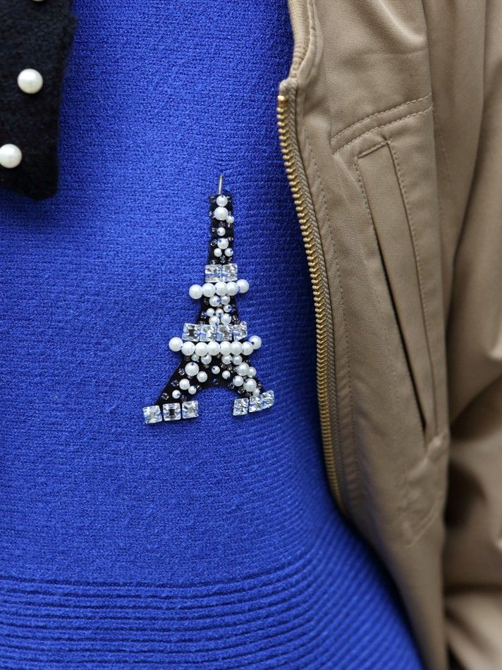 ビーズ刺しゅうニット