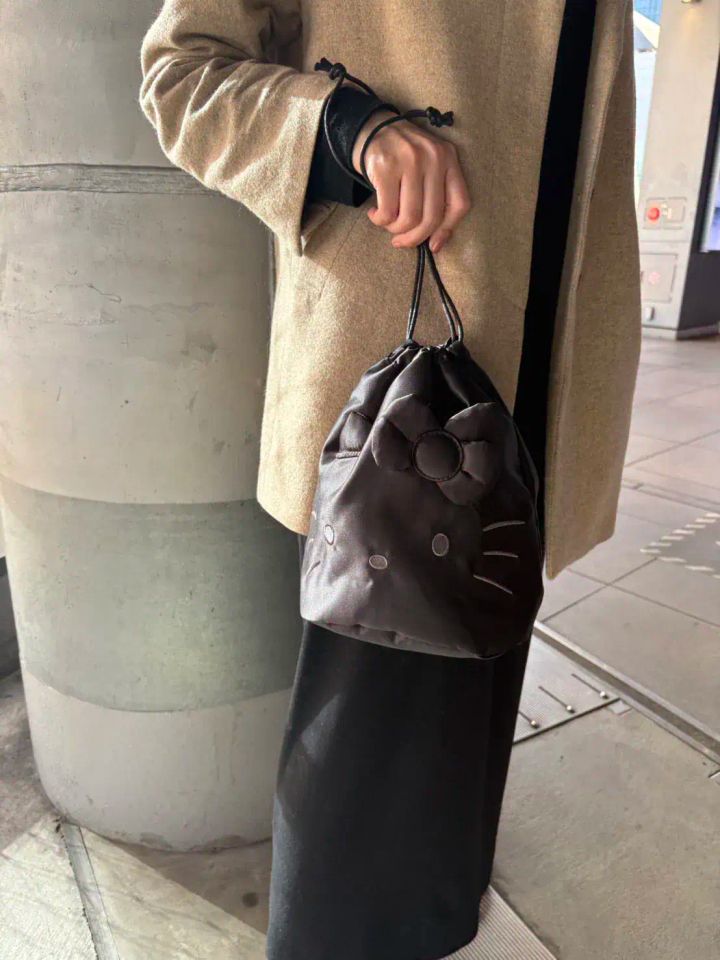 ハローキティ 光沢感がシックなフェイス巾着ポーチ