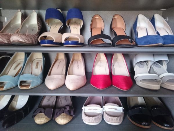 靴箱に並ぶ靴