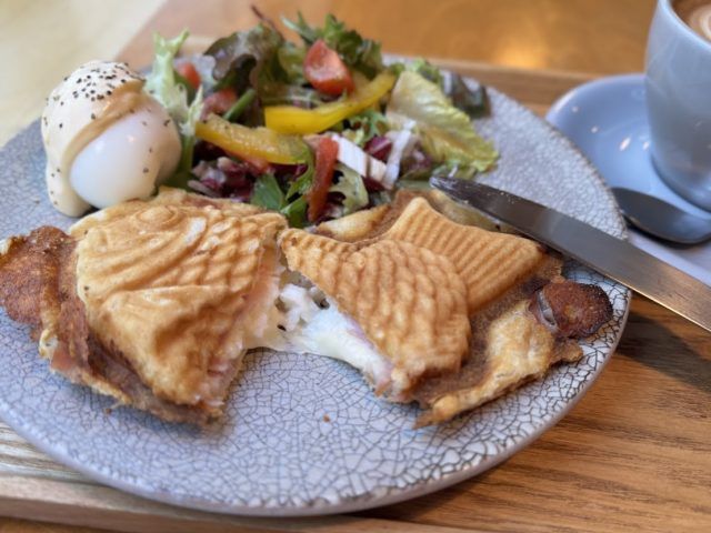 ベーコンチーズたい焼きのプレートモーニングの中身