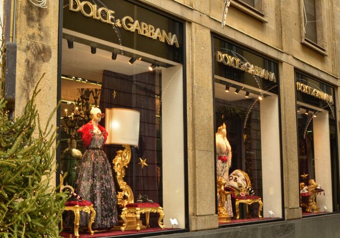 出張ばかりの彼に寂しさ爆発！上手に乗り越える方法とは？