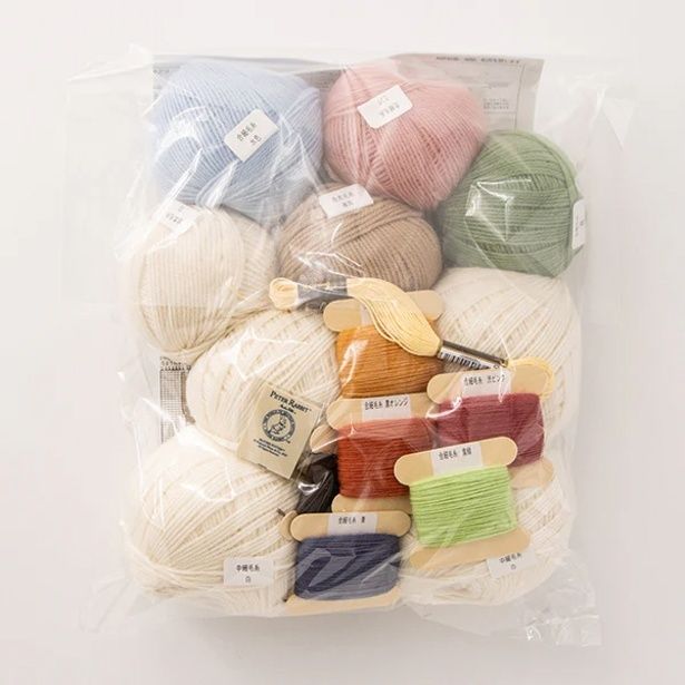 必要量の毛糸にパーツ類、編み図・作り方の説明書、仕上げ用の糸や刺しゅう糸など、必要に応じたものがセットされている。毛糸などの色や量を自分で選ぶ必要もなく、届いたらすぐに作り始められるのもうれしいポイントだ。※編み針などの制作道具は別途必要、画像は一例