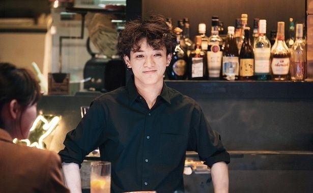 亜子(福原遥)の行きつけの店の店長・雄介(宮近海斗) (C)2025映画『楓』製作委員会