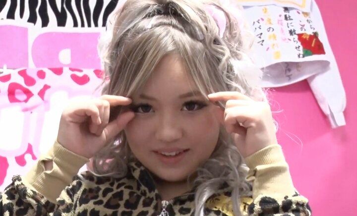 【写真・画像】“2男3女の大家族”12歳長女のギャルすぎるビジュアルに衝撃「月の衣装代は10万円」 1枚目