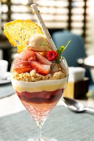 【東京都港区】「アルマーニ ／ カフェ 表参道」の月替わりパフェ、1月は「苺とローズのパフェ」