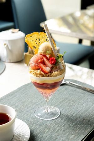 【東京都港区】「アルマーニ ／ カフェ 表参道」の月替わりパフェ、1月は「苺とローズのパフェ」