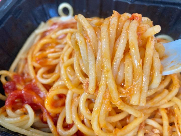 しっかり蟹！ボリューム感にも大満足！【セブン】蟹トマトクリームの生パスタ