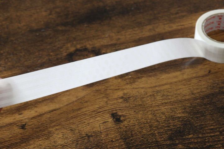 ダイソーのキッチン用ラベルテープ（PITTA PETTA、ホワイトパターン、15mm×3m）を引き出す