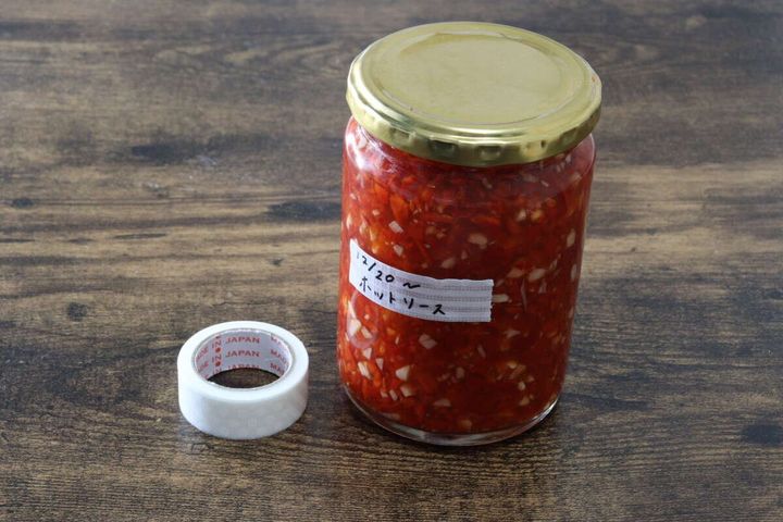 ダイソーのキッチン用ラベルテープ（PITTA PETTA、ホワイトパターン、15mm×3m）をビン貼る