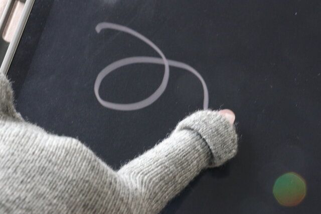 指穴付ニット手袋（ライン・リボン） スマホ操作