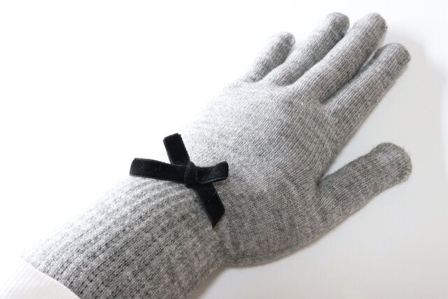 指穴付ニット手袋（ライン・リボン） 着用