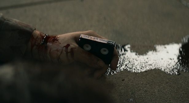 【写真】失踪した妹の行方を追う姉ミア(カミール・サリヴァン)のもとに不気味なビデオテープが届く (C)2024 SHELBY OAKS LLC All Rights Reserved