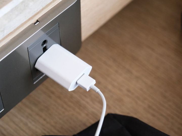 Anker Japanが発表した2025年のベストセラーランキングから、生活に欠かせないUSB充電器部門を紹介します。最新の急速充電技術を搭載し、サイズ感やコストパフォーマンスに優れた5製品が選出されました。（サムネイル画像出典：Cornelius Krishna Tedjo / Shutterstock.com）