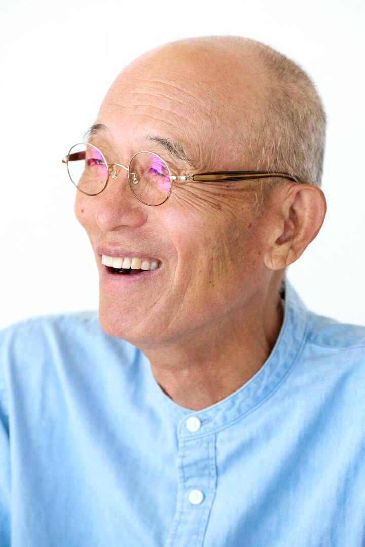 故郷で見せる「秋晴れ」のような穏やかな笑顔