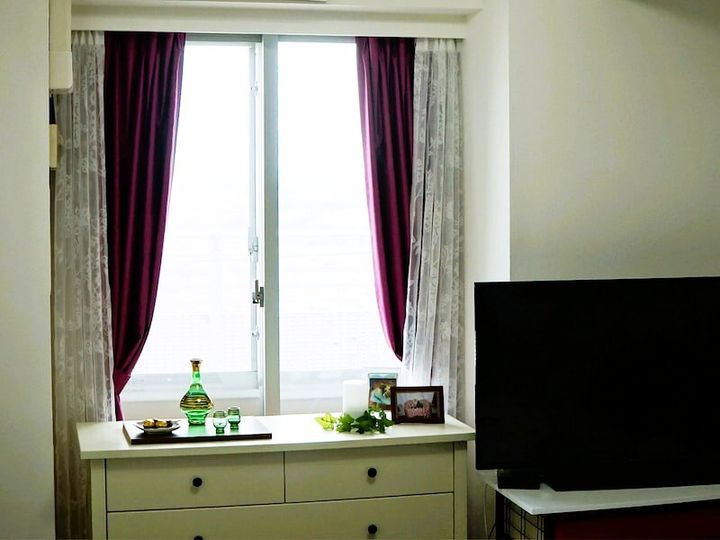 フロントレースにしたカーテンの掛け方例。レースを室内側に下げるフロントレースにすれば、白の面積が増えます（一級建築士事務所Office Yuu）