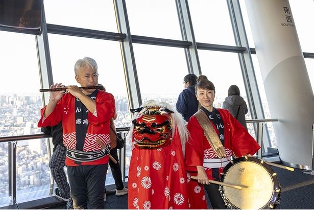 東京スカイツリーの天望デッキに獅子舞が登場！