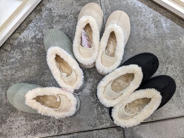 3色のかかとが踏めるむムートン風シューズ