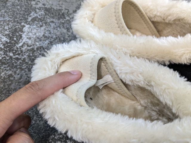 かかとが踏めるむムートン風シューズのかかと部分