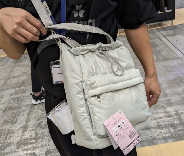 ミニリュックトートをかけている