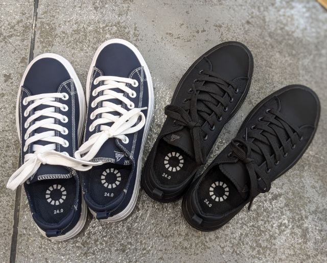 2色のスニーカー