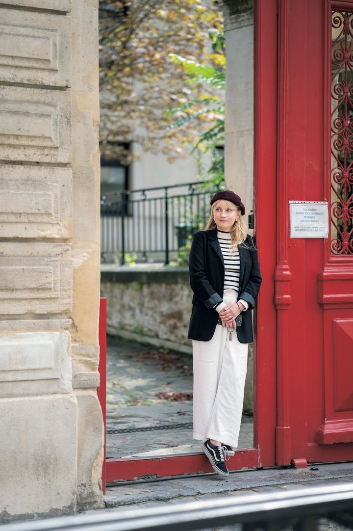 王道のフレンチスタイルに《ヴァンズ》のスニーカーを合わせた外しコーデ