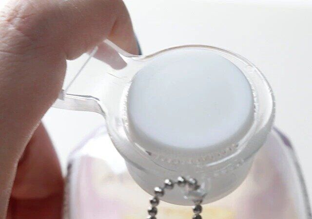 ダイソーのプルトップ・ペットボトルオープナー（クリア）でペットボトルを開ける