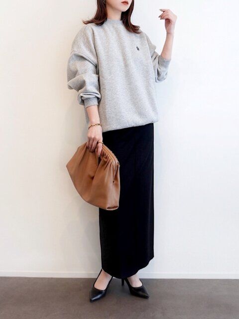 2025大人女性おすすめ冬黒スカートスウェットコーデ