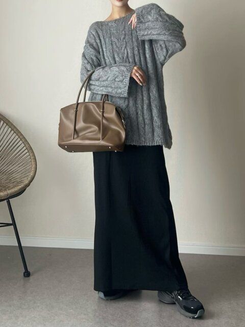 2025大人女性おすすめ冬黒スカートケーブルニットコーデ