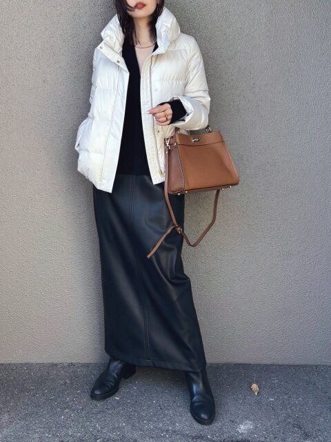 2025大人女性おすすめ冬黒スカートダウンコーデ