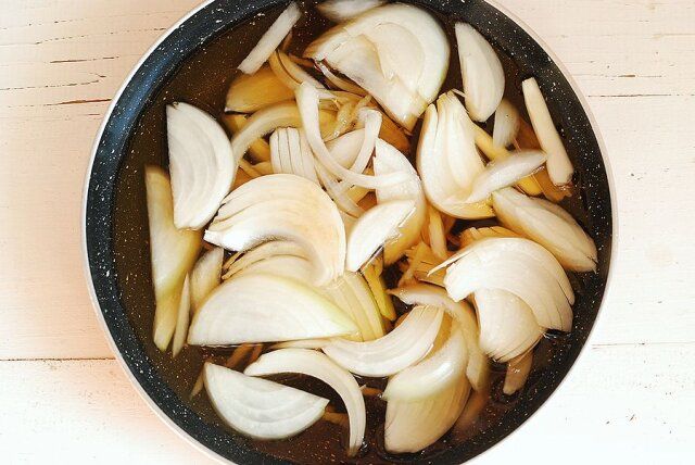 フライパンに水、めんつゆ、生姜、薄切りにした玉ねぎを加え火にかける