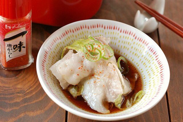 お好みで、ぽん酢やゴマダレ、ネギ、一味等をつけて食べる。