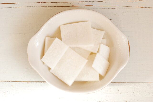 薄く切った餅を耐熱容器に薄くサラダ油（分量外）を塗って並べる。