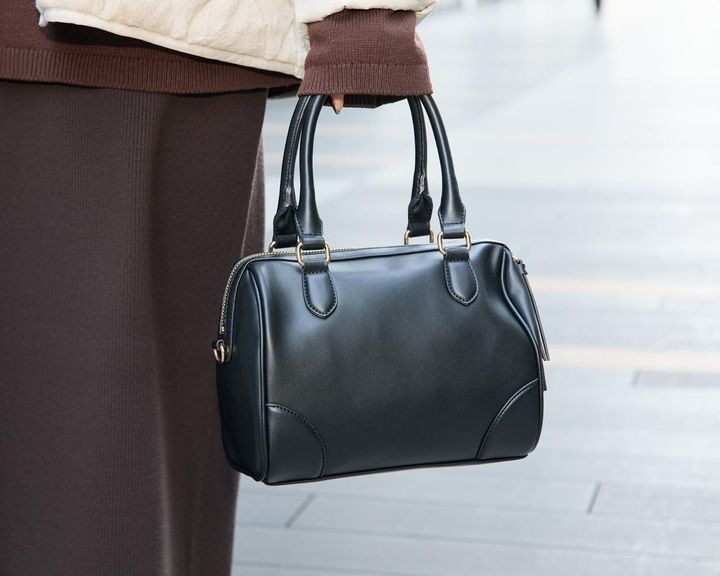 画像: バッグもレザー調のブラック×ゴールドの金具で品よくまとめて。