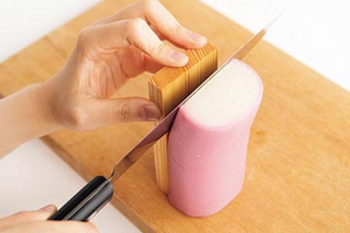 かまぼこと板の間に包丁の峰を入れると……。
