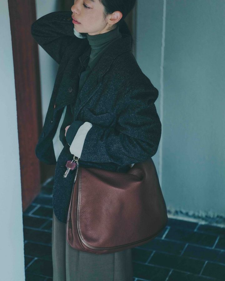 贅沢なオールレザー仕様。職人技が光る上品なバッグ【市川実和子さんが着る冬のスタンダード】