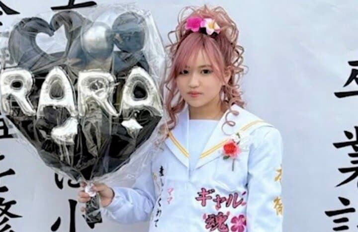 【写真・画像】“2男3女の大家族”12歳ギャル長女、小学校の卒業式で着た10万円の刺繍入りセーラ服を披露 1枚目